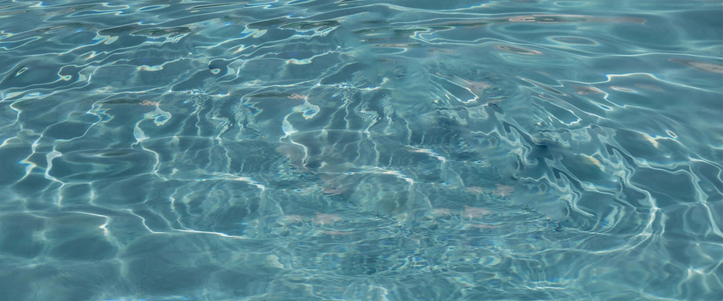 Une eau de piscine toujours propre avec piscine service 2a